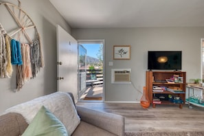 TV, stereo - California-Inspired Apt. In Safe & Ideal Location (Monrovia)