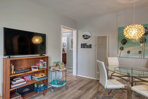Dining - California-Inspired Apt. In Safe & Ideal Location (Monrovia)
