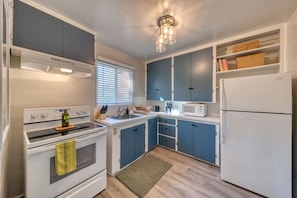 Fridge, microwave, oven, stovetop - California-Inspired Apt. In Safe & Ideal Location (Monrovia)