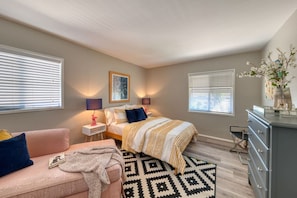 Desk, iron/ironing board, WiFi, bed sheets - California-Inspired Apt. In Safe & Ideal Location (Monrovia)