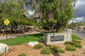 Property grounds - Mid-Century Getaway In The Foothills (Monrovia)