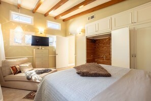 Desk, iron/ironing board, travel cot, WiFi - Mid-Century Getaway In The Foothills (Monrovia)