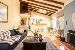 TV, stereo - Mid-Century Getaway In The Foothills (Monrovia)