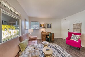 TV - Cozy Apt Mins From Downtown Myrtle & Metro Station (Monrovia)