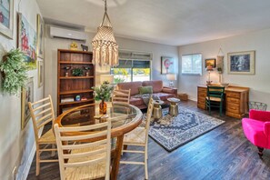 TV - Cozy Apt Mins From Downtown Myrtle & Metro Station (Monrovia)