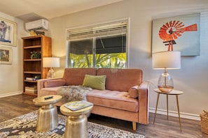 TV - Cozy Apt Mins From Downtown Myrtle & Metro Station (Monrovia)