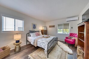 Desk, iron/ironing board, travel cot, WiFi - Cozy Apt Mins From Downtown Myrtle & Metro Station (Monrovia)