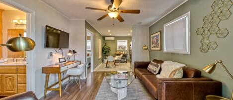 Téléviseur, livres, bureau