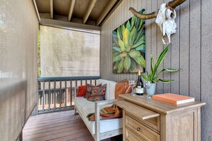 Una televisión, un reproductor estéreo