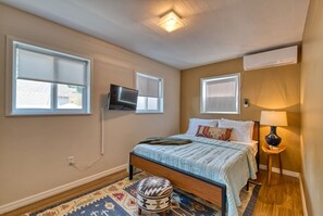 Desk, iron/ironing board, travel cot, WiFi - Cozy & private home in a quality neighborhood (Monrovia)