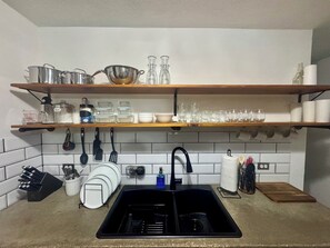 Réfrigérateur, four, plaque de cuisson, cafetière/bouilloire