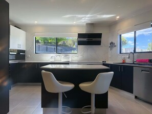 Jääkaappi, mikroaaltouuni, uuni, liesi