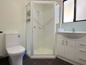 Shower, hair dryer, towels, shampoo - Hobart Luxury 3 - Bedroom Flat (Tolmans Hill)