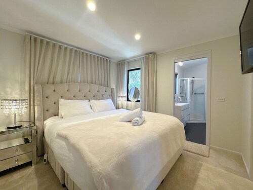 Hobart Luxury 3 - Bedroom Flat