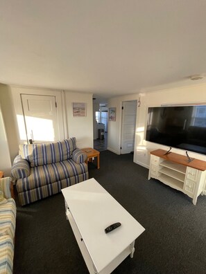 Living area - Charming 2-bedroom apartment loft with AC in delightful Hampton (Hampton)