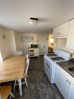 Private kitchen - Charming 2-bedroom apartment loft with AC in delightful Hampton (Hampton)