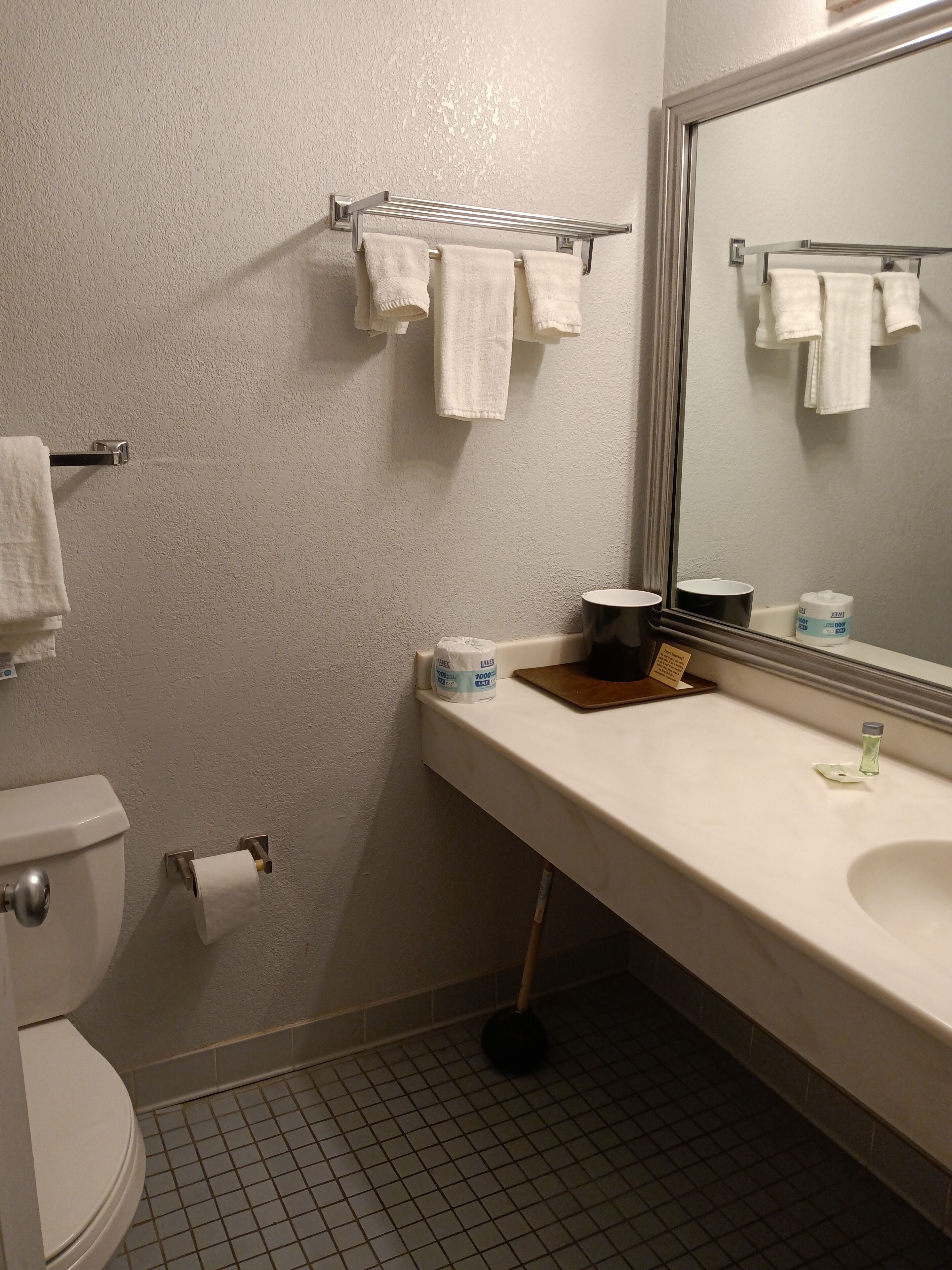 Kombinert dusj/badekar, håndklær, såpe og sjampo