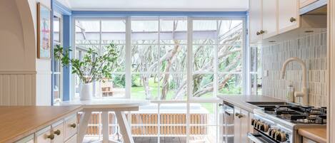 Micro-ondes, four, plaque de cuisson, lave-vaisselle