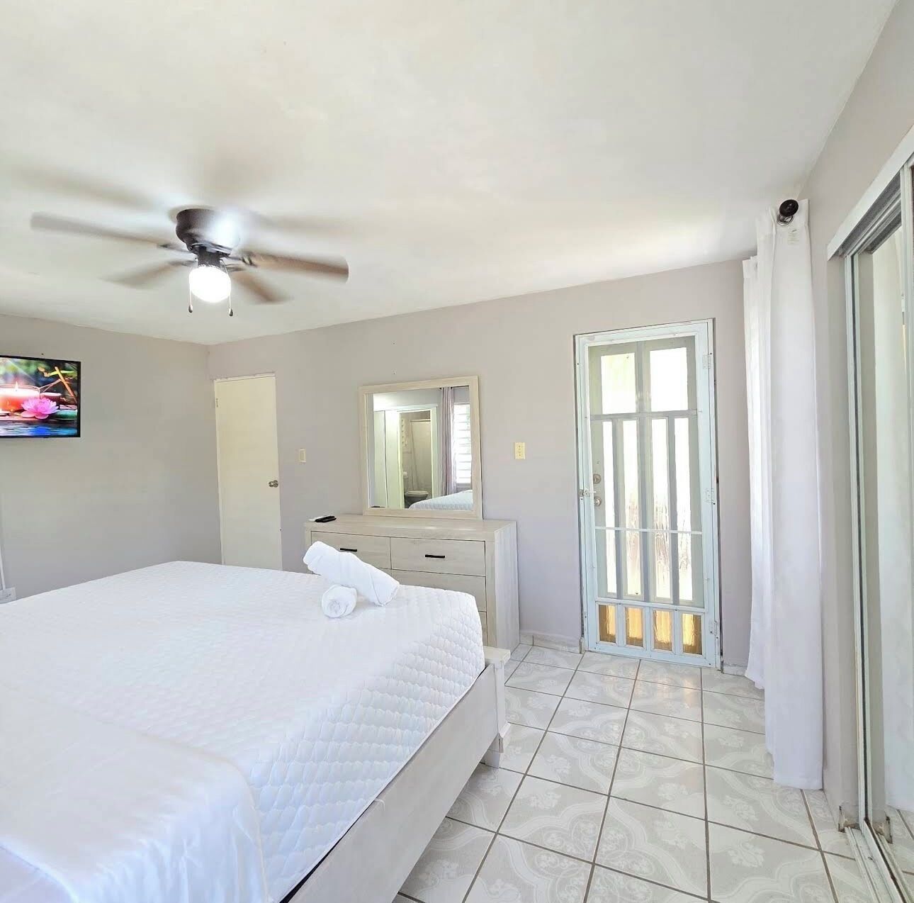 4 bedrooms, iron/ironing board, WiFi, bed sheets