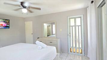 4 bedrooms, iron/ironing board, WiFi, bed sheets