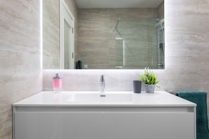 Apartment, Stadtblick | Badezimmer
