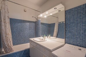 Shower, hair dryer, towels - Appartement L'Écrin du Mont d'Arbois - Welkeys (Saint-Gervais-les-Bains)