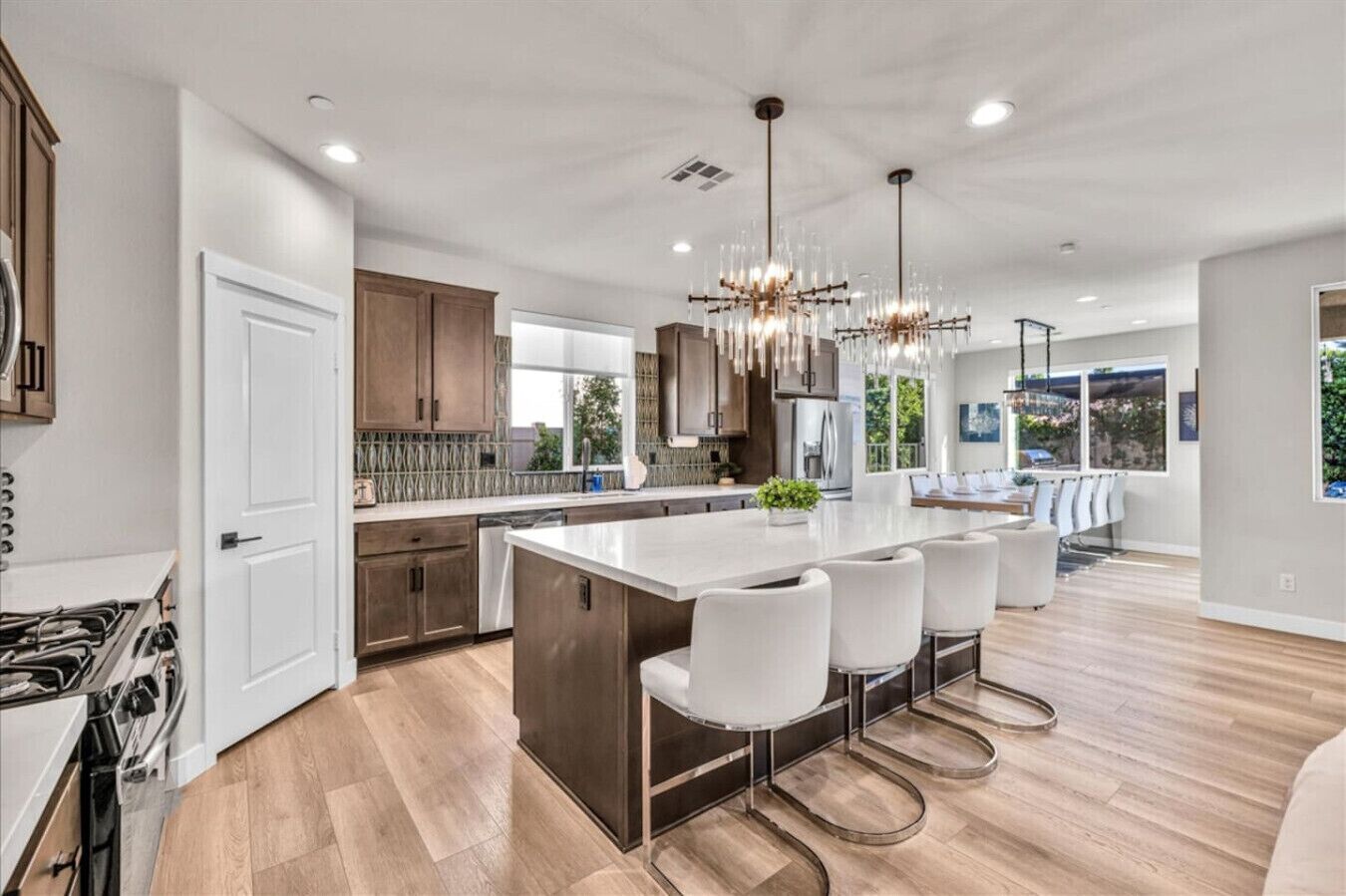 Kjøleskap, mikrobølgeovn, kokeplater og oppvaskmaskin