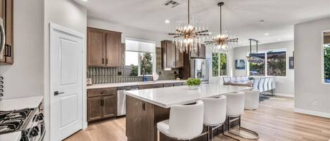 Kjøleskap, mikrobølgeovn, kokeplater og oppvaskmaskin