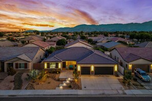 Exterior - New ! Turquoise Mirage Fun House. Sleeps 18. (Indio)