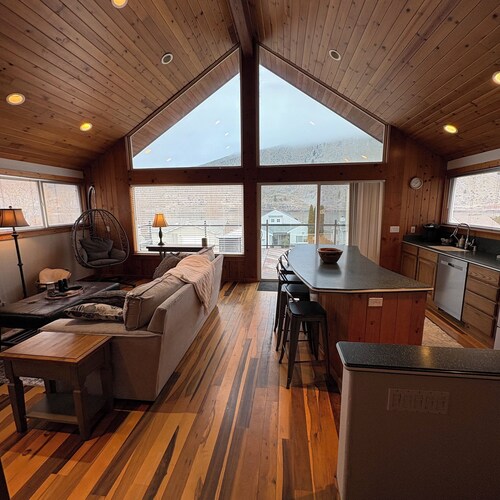 Cozy 3-bedroom cabin with AC in the charming community of Sun Cove!