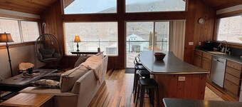 Cozy 3-bedroom cabin with AC in the charming community of Sun Cove!