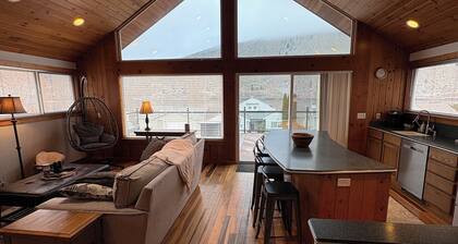 Cozy 3-bedroom cabin with AC in the charming community of Sun Cove!