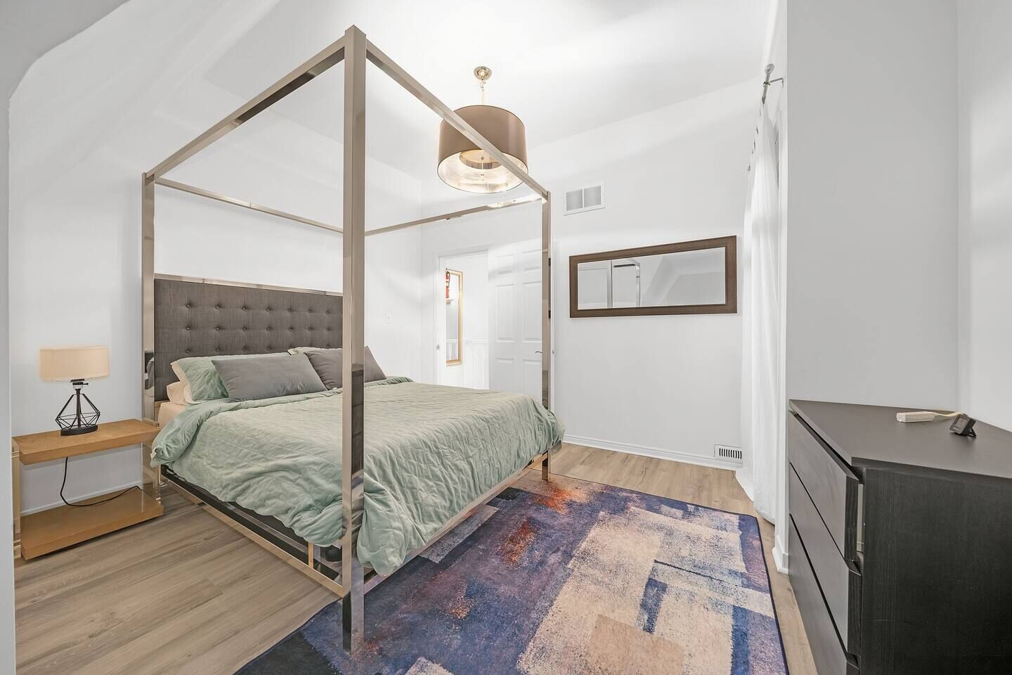 Desk, iron/ironing board, WiFi, bed sheets