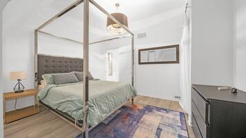 Desk, iron/ironing board, WiFi, bed sheets