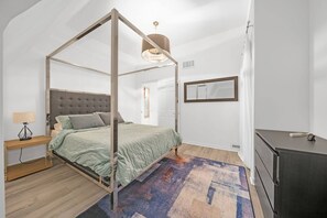 Desk, iron/ironing board, WiFi, bed sheets - *Spacious* - 2 BDRM home in Kensington Market (Toronto)