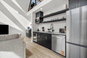 Fridge, microwave, oven, stovetop - Hot Tub, Cold Plunge, and Sauna | Twilight A-Frame (Stanley)