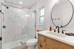 Douche, sèche-cheveux, serviettes fournies