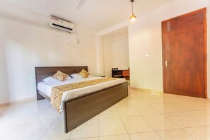 Pillow-top beds, desk, laptop workspace, blackout curtains - Roamer's ark villa (Galle)