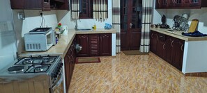 Fridge, microwave, stovetop, cookware/dishes/utensils - Roamer's ark villa (Galle)