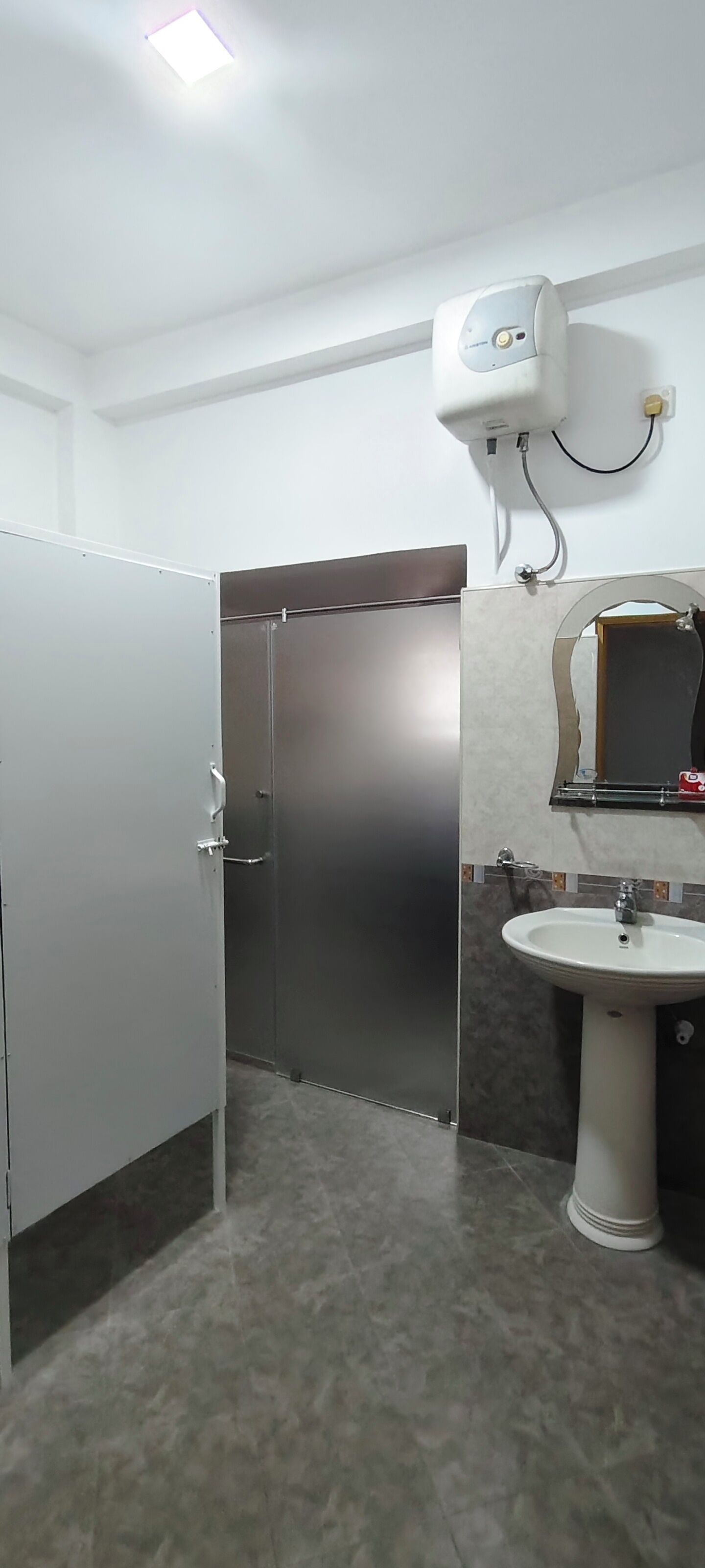 Towels, shampoo, toilet paper