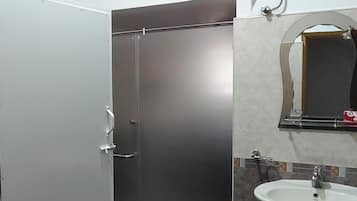 Handuk, sampo, dan tisu toilet