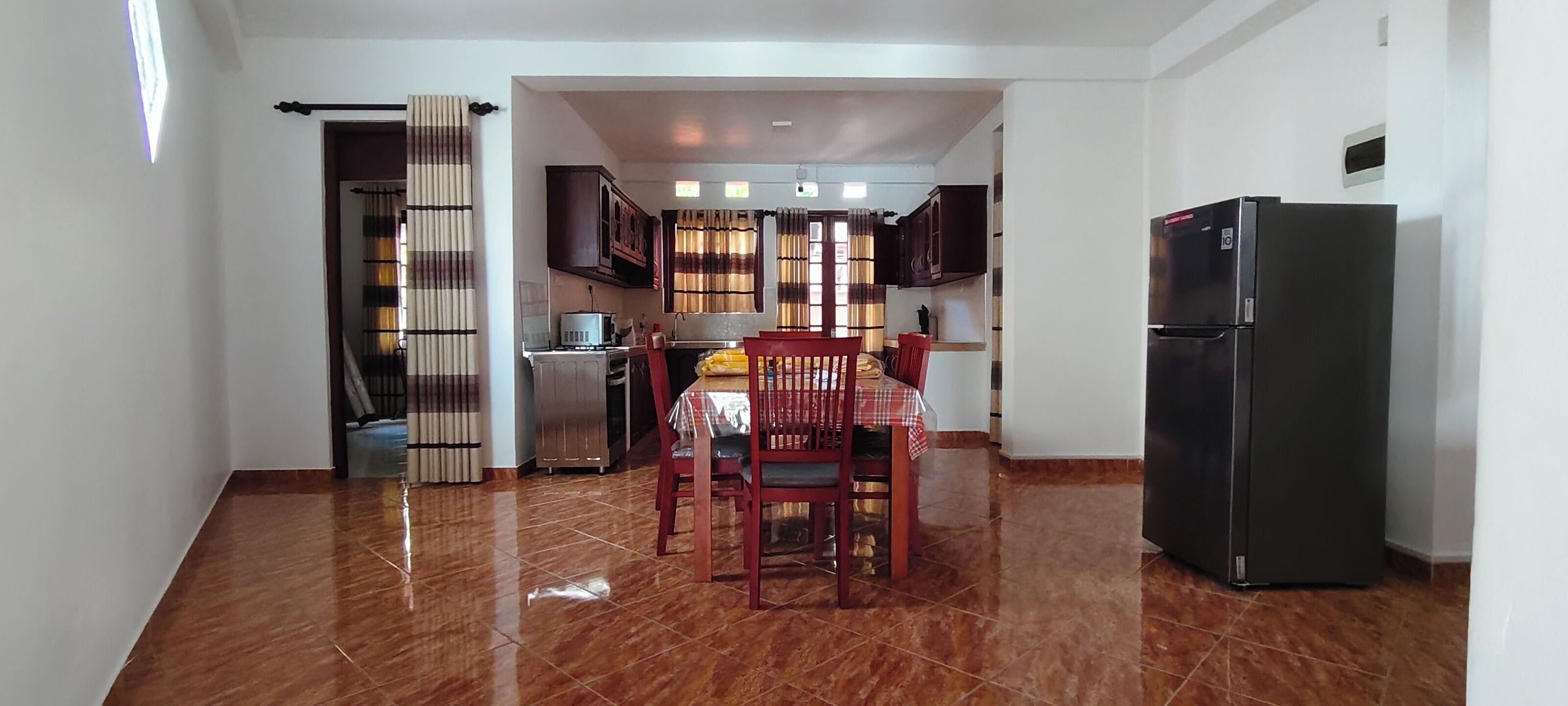 Réfrigérateur, micro-ondes, plaque de cuisson