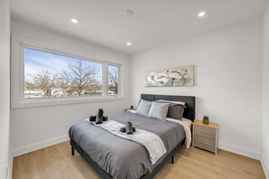 Escritorio, tabla de planchar con plancha, wifi y ropa de cama 