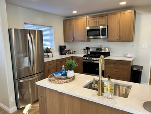 Microondas, horno, placa de cocina y lavavajillas