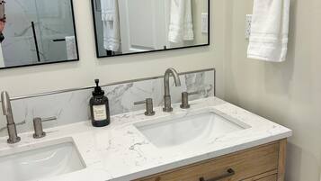 Dusche, Haartrockner, Handtücher, Seife