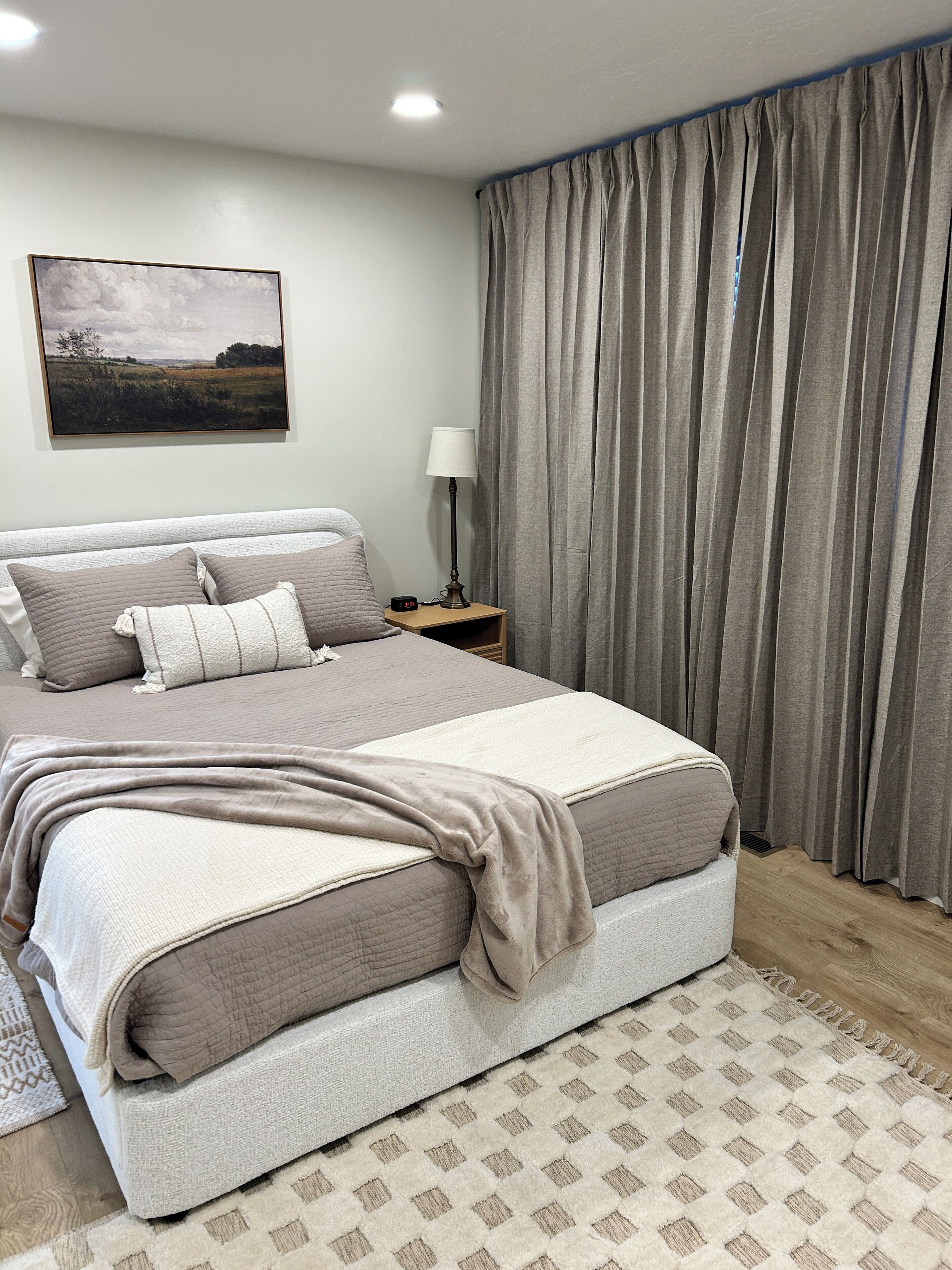 Iron/ironing board, WiFi, bed sheets