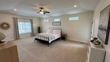 6 bedrooms, desk, iron/ironing board, travel cot
