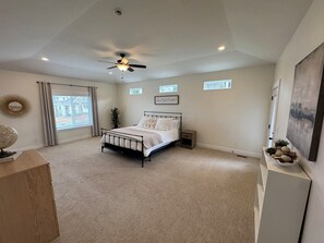 6 bedrooms, desk, iron/ironing board, travel cot
