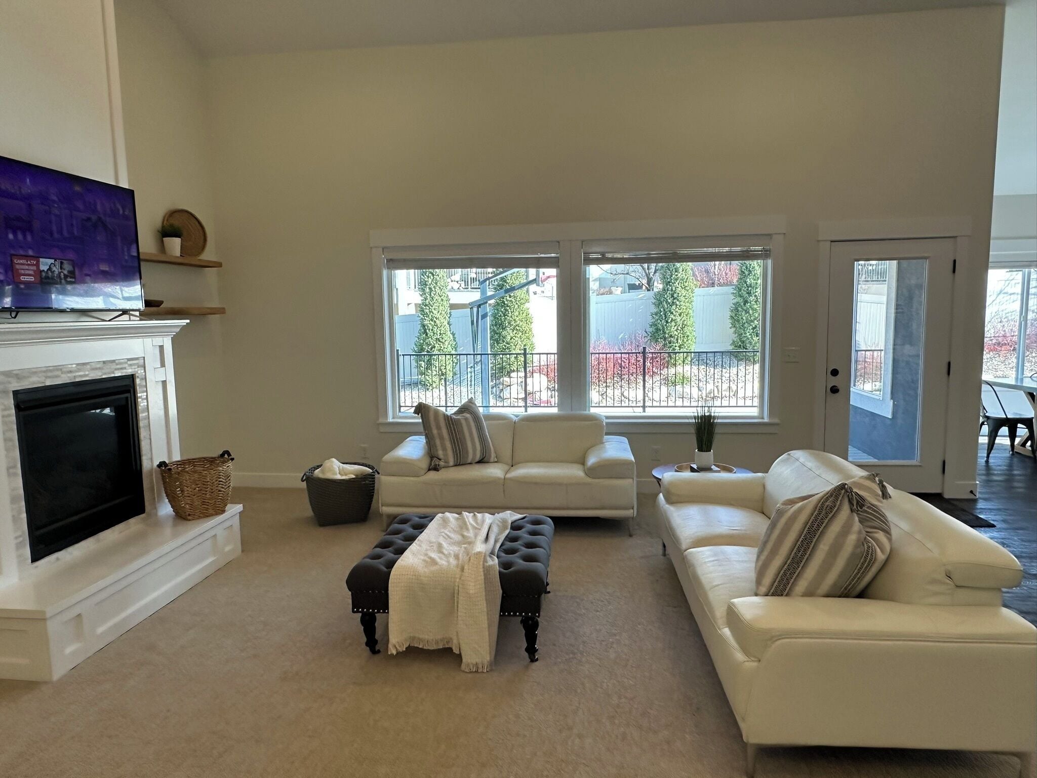 Una Smart TV, una chimenea