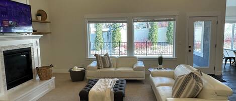 Una Smart TV, una chimenea